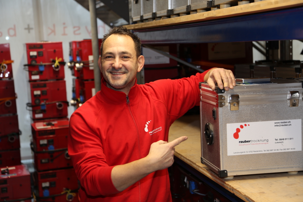 Juan Diz im Werkstatt-Team bei Rauber-AG